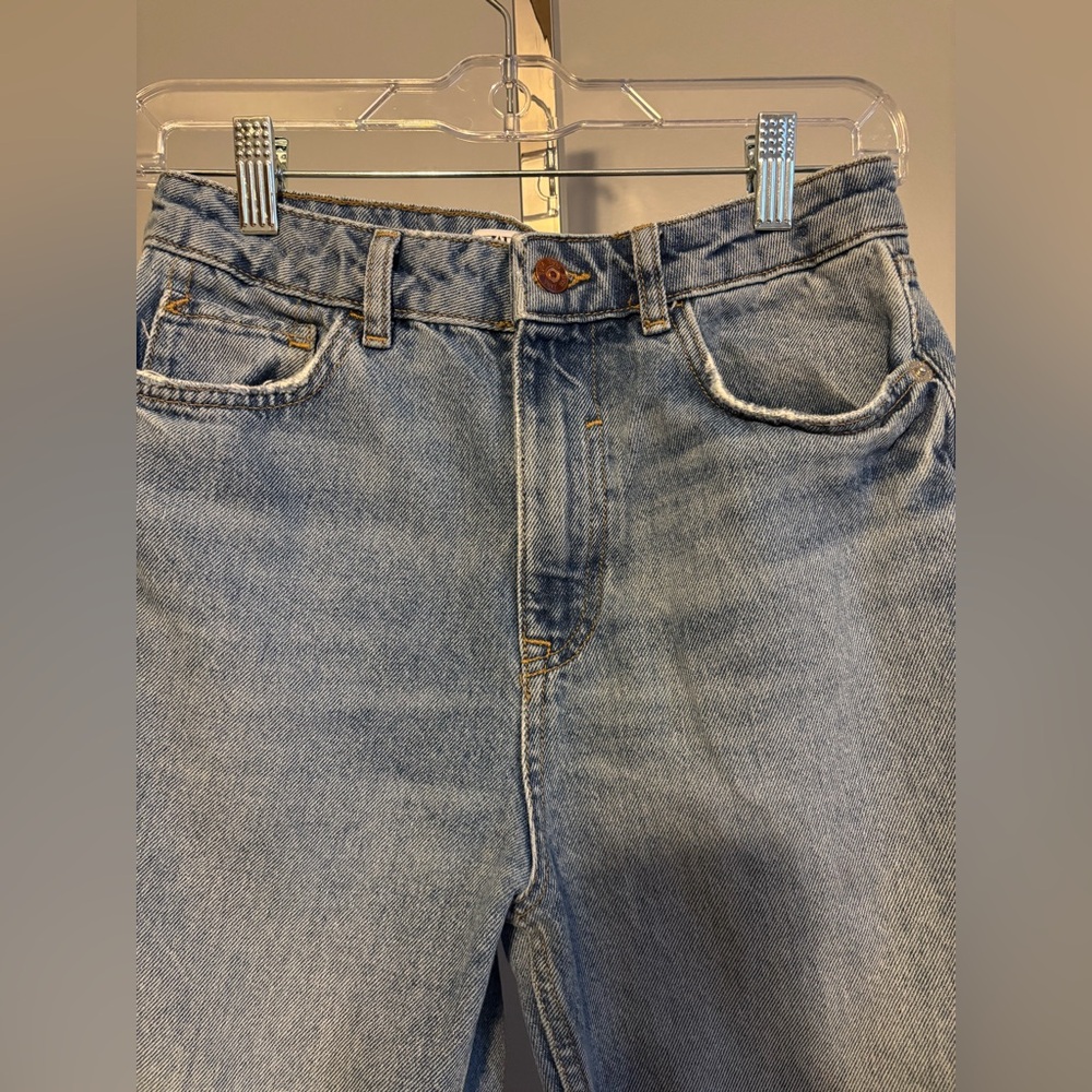 Zara Women's High Rise Mom Jeans Blue Light Wash, Distressed Denim, Size 4 - Picture 4 of 8